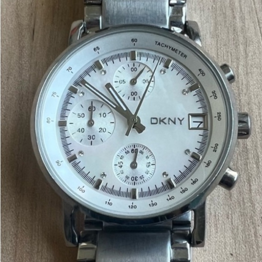 DKNY ladies chronograph stainless steel sporty watch NEW BATTERY